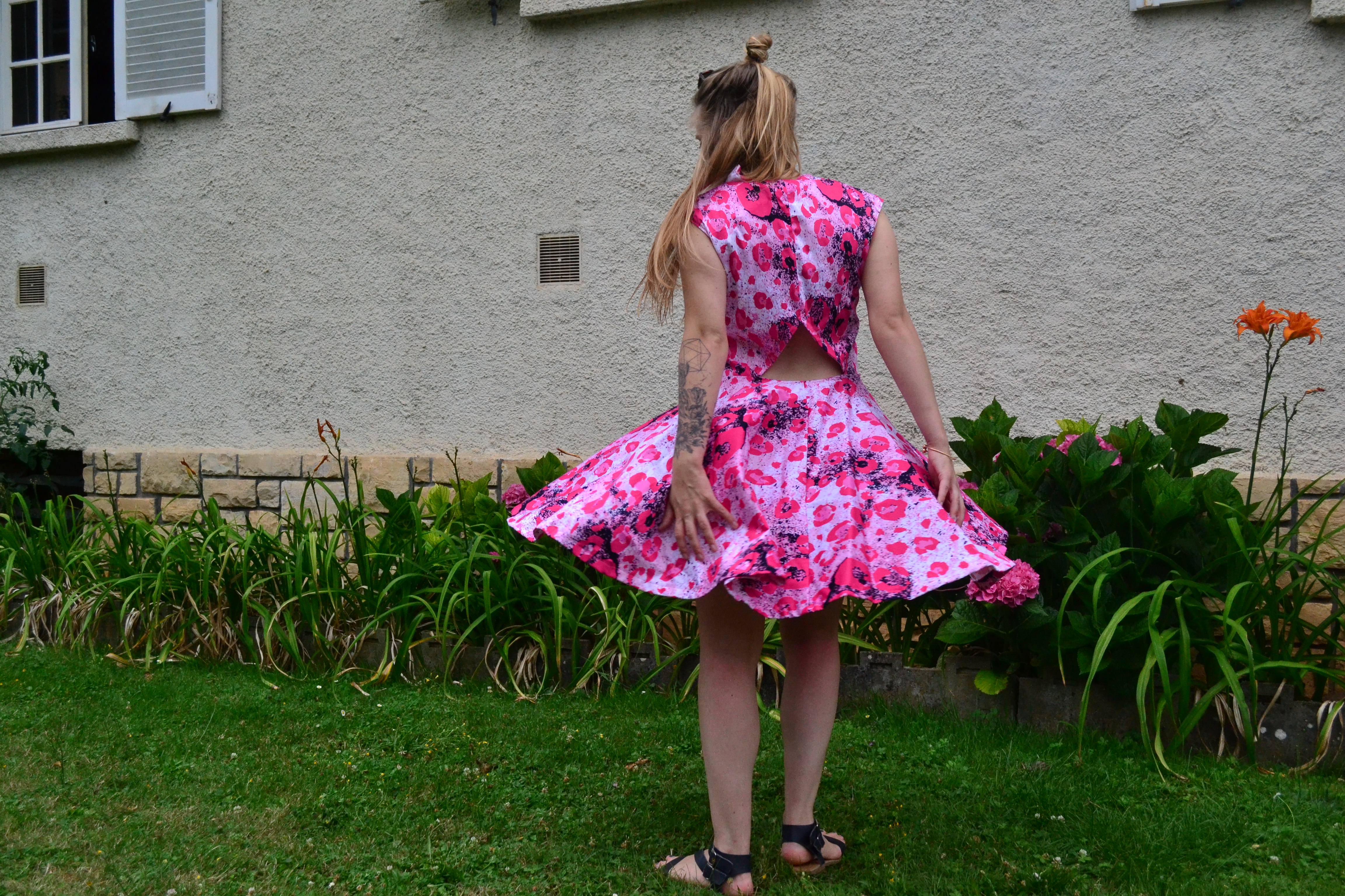 La robe Sarbacane : du rose, un joli dos et encore des fleurs